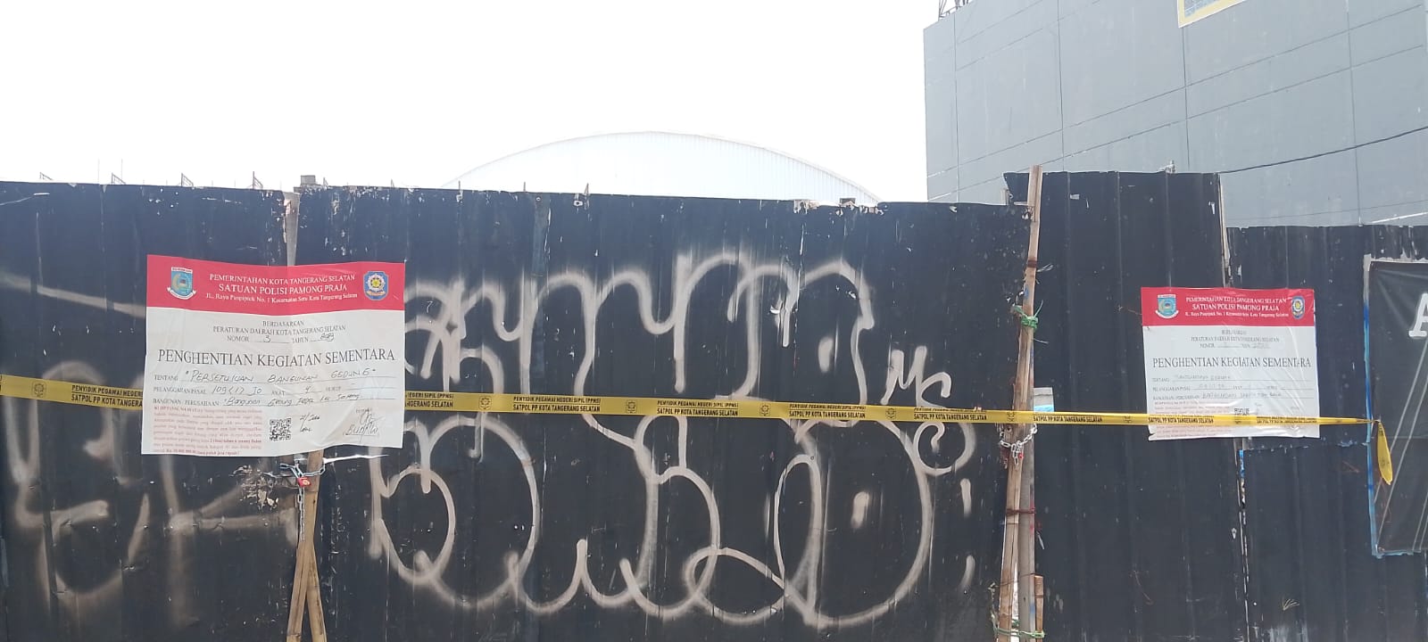 Tampak segel Satpol PP di proyek lapangan padel Serpong.