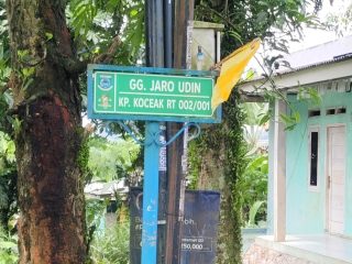 Tampak Tiang PJU dipasangi bendera kuning.