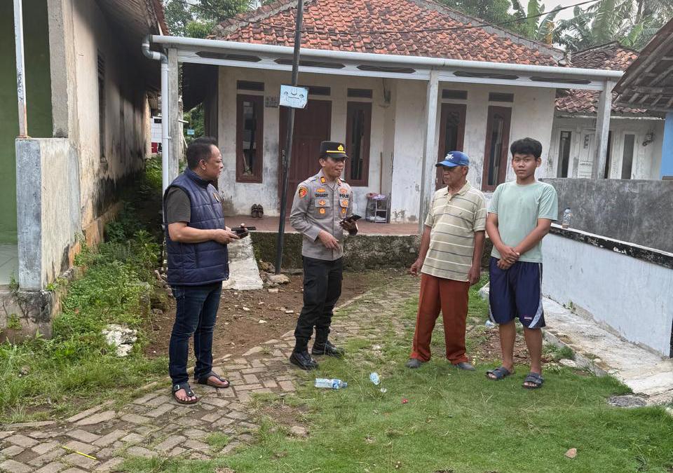 Kapolsek Cisauk AKP Dhady Arsya saat mendatangi lokasi.