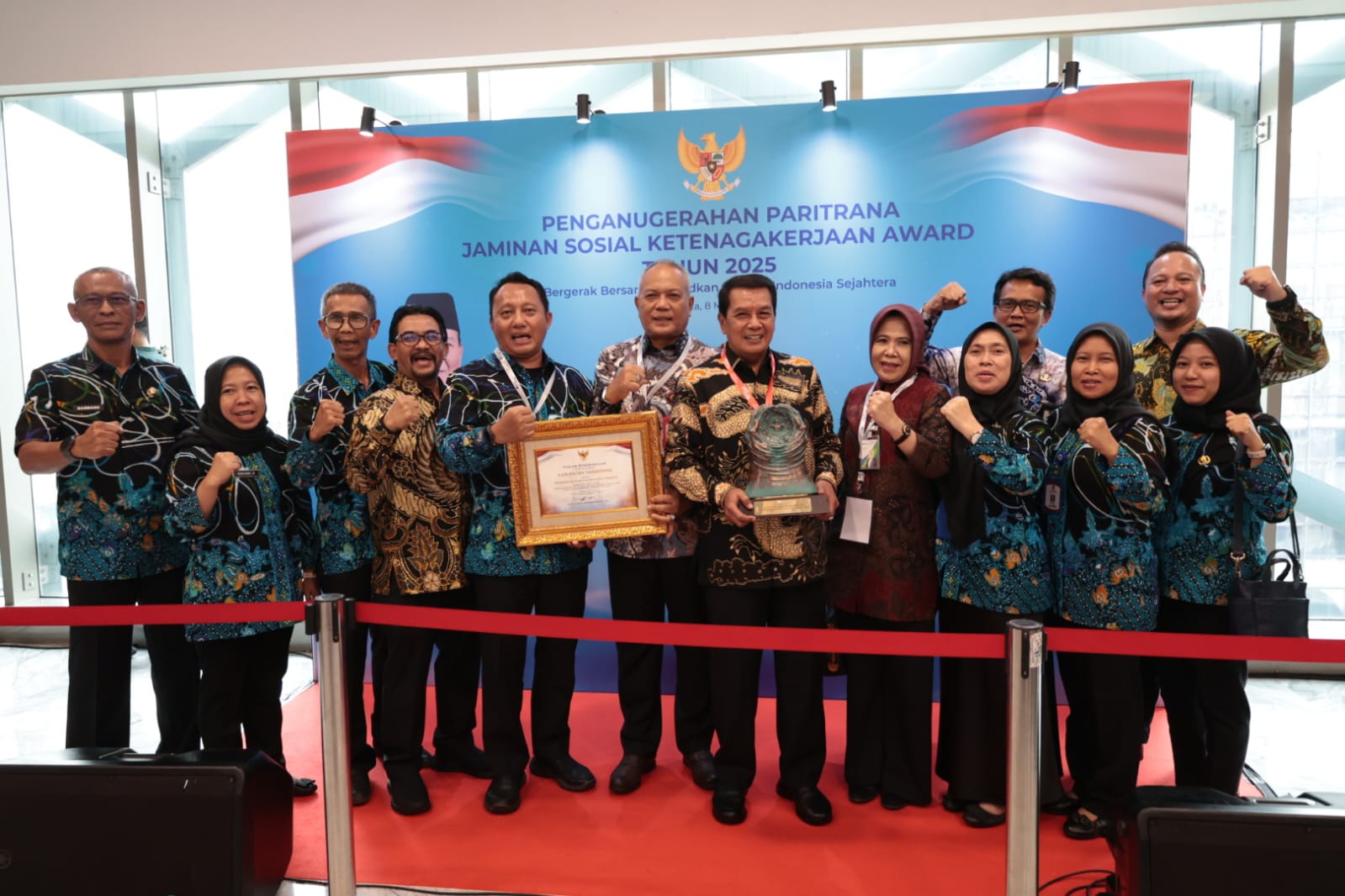 Bupati Maesyal bersama jajarannya di penghargaan Paritrana Award.