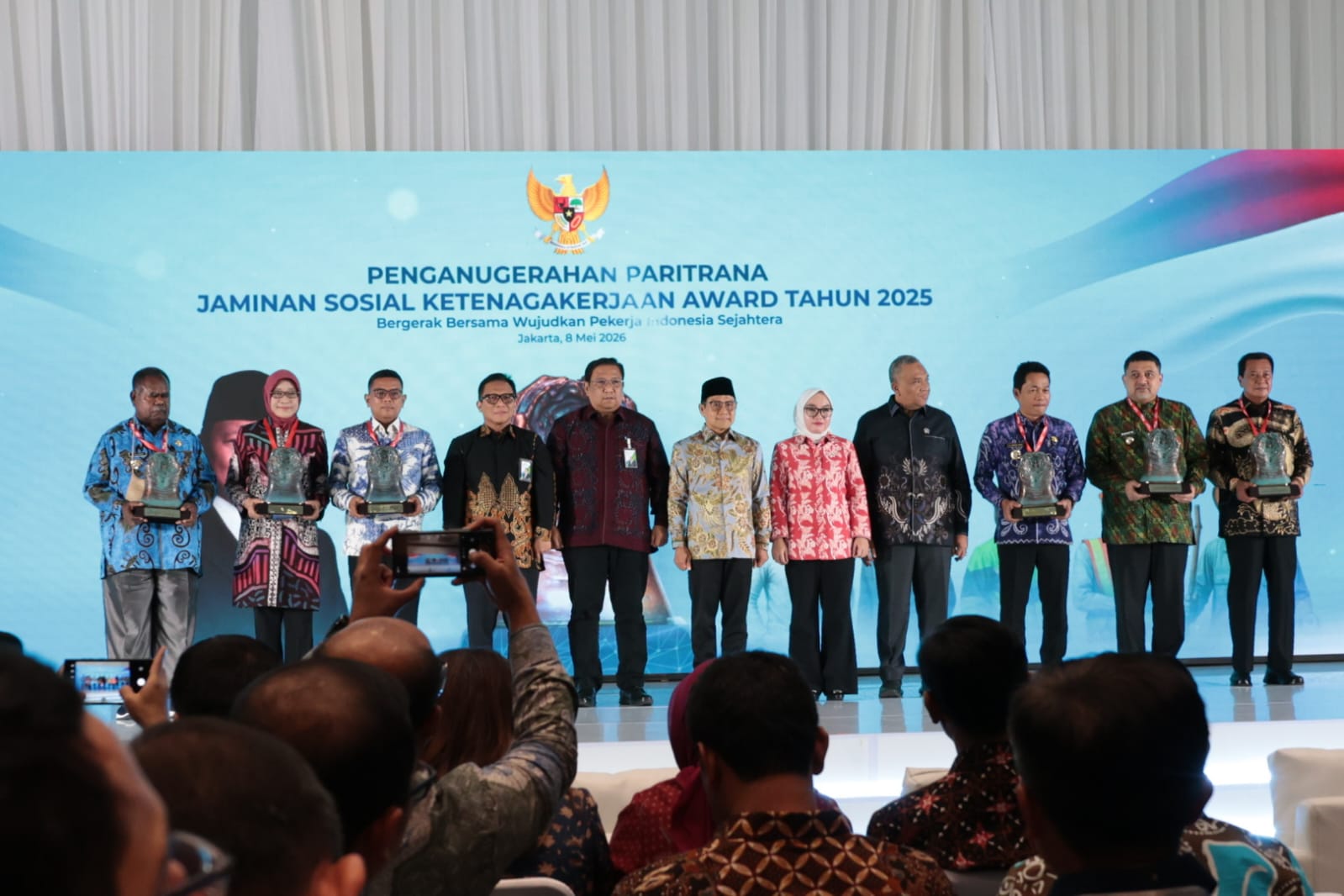 Penerima Penghargaan Paritrana Award.