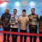 Bupati Maesyal Gubernur Andra Soni dan Menteri Muhaimin di Penghargaan Paritrana Award.