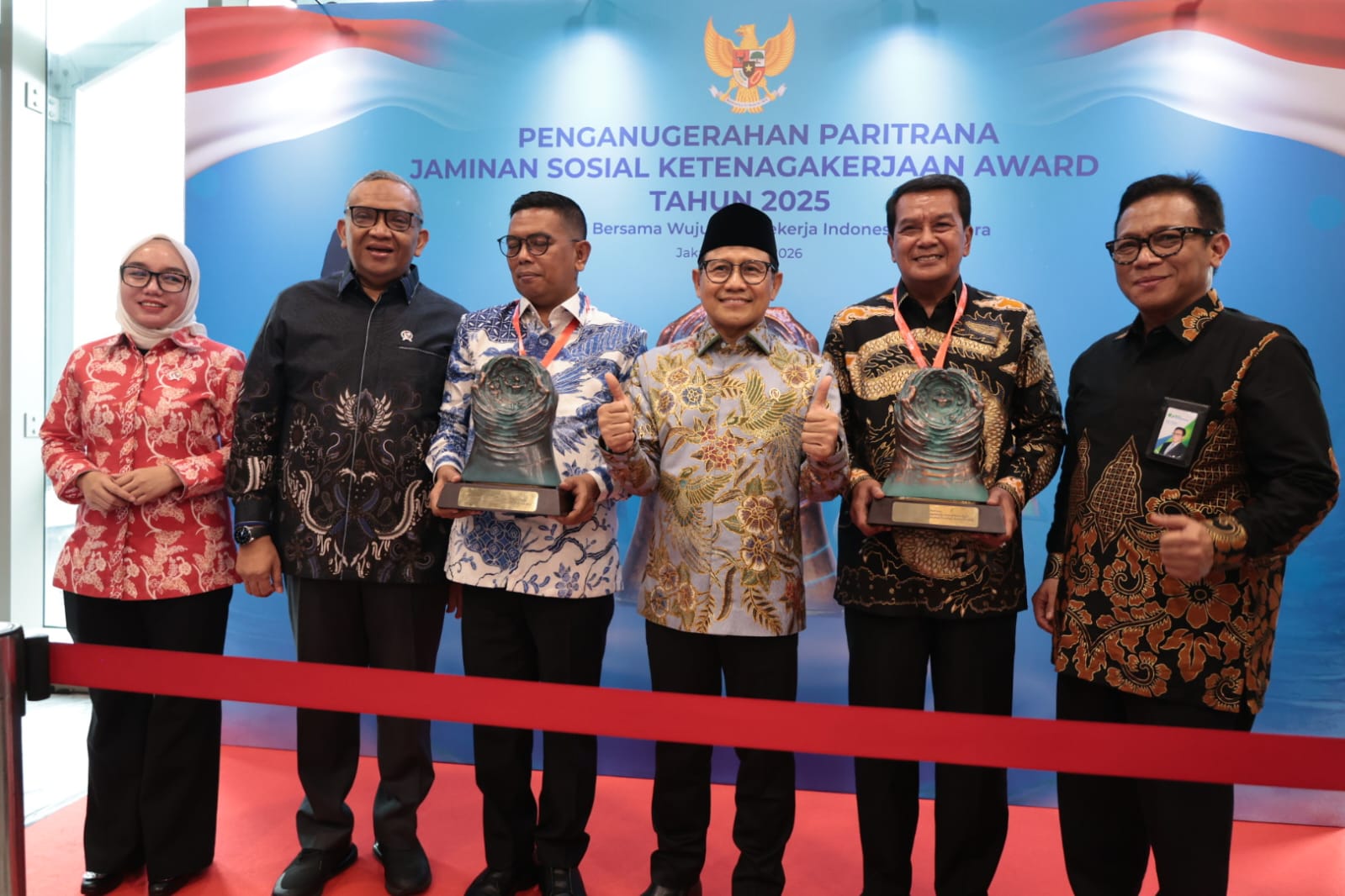 Bupati Maesyal Gubernur Andra Soni dan Menteri Muhaimin di Penghargaan Paritrana Award.