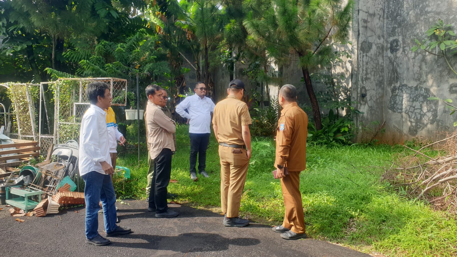 Anggota DPRD Tangsel Syamsul Hariyanto saat monitoring lokasi yang sering banjir saat hujan.