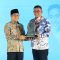 Menteri Muhaimin saat menyerahkan piagam penghargaan Paritrana Award ke Gubernur Banten Andra Soni.