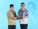Menteri Muhaimin saat menyerahkan piagam penghargaan Paritrana Award ke Gubernur Banten Andra Soni.