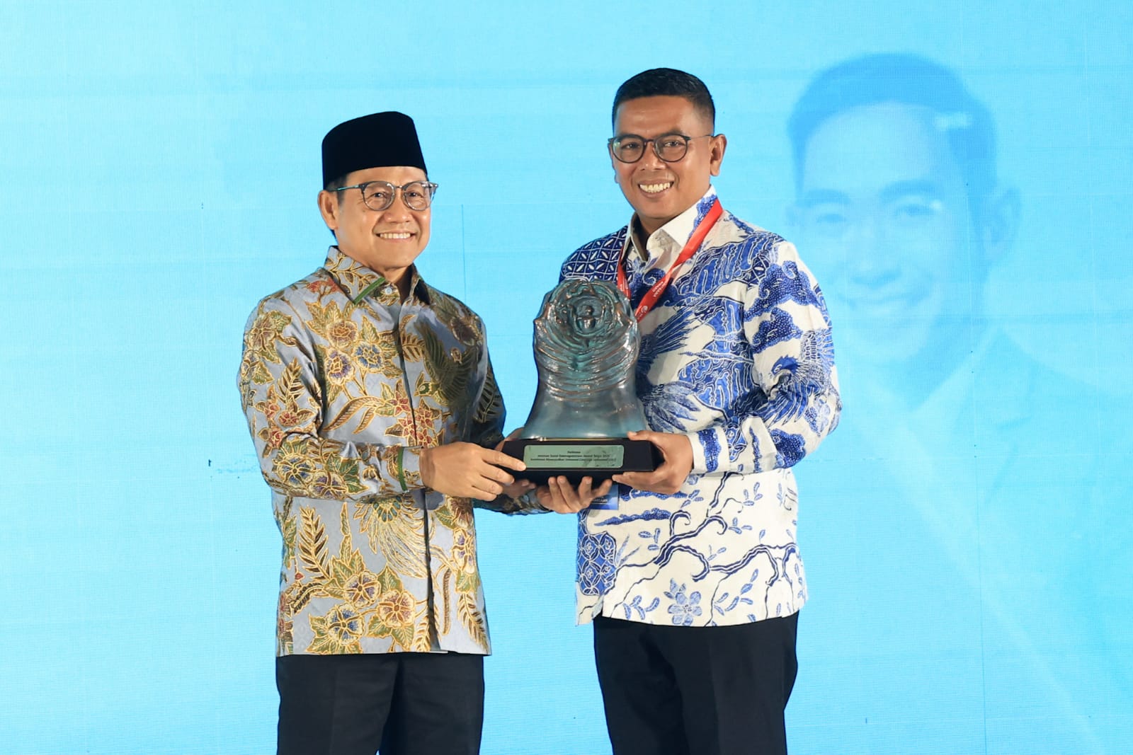 Menteri Muhaimin saat menyerahkan piagam penghargaan Paritrana Award ke Gubernur Banten Andra Soni.