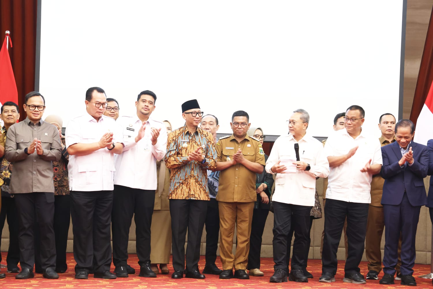 Menteri Koordinator Bidang Pangan RI Zulkifli Hasan, Gubernur Andra Soni dan pejabat lainnya.