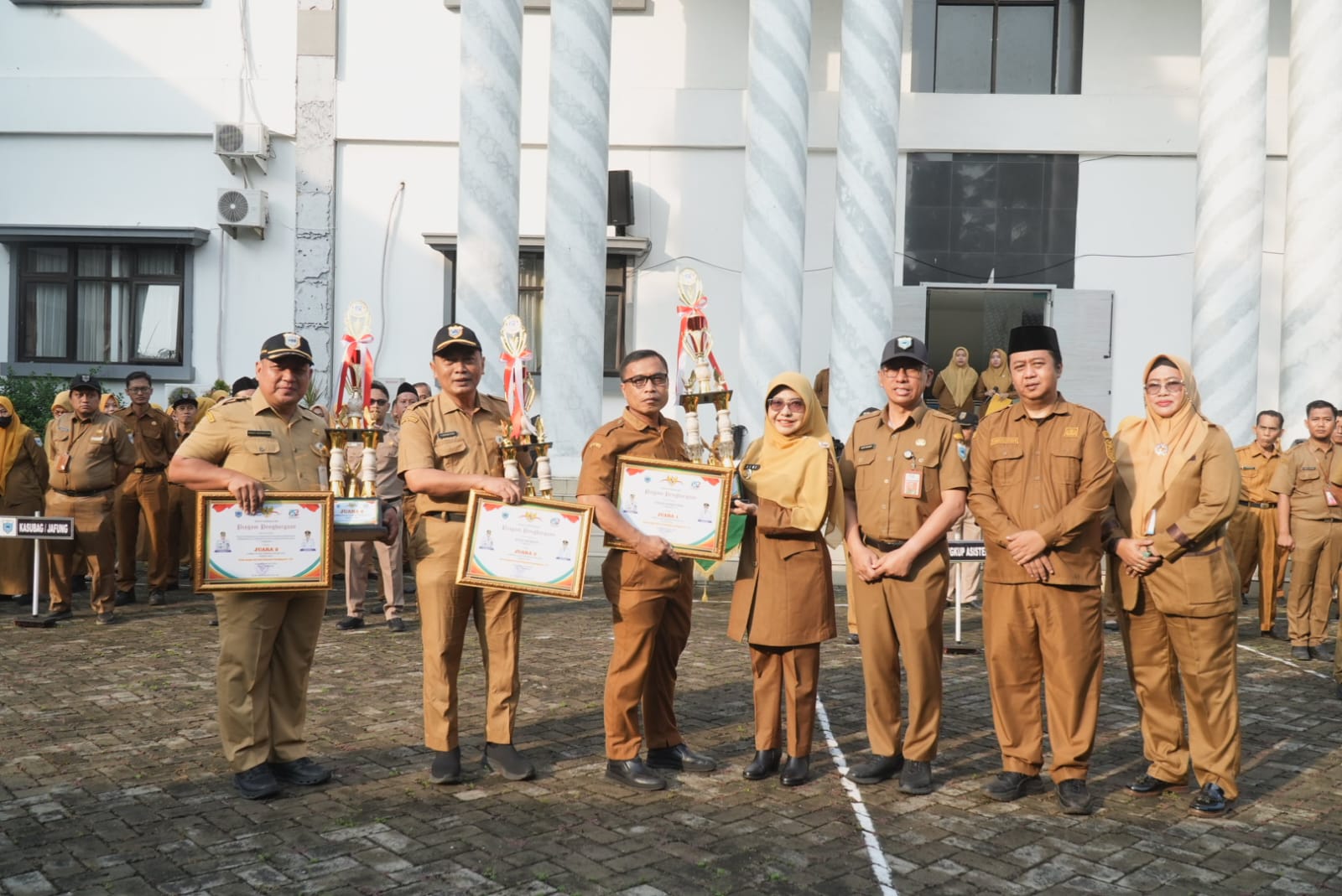 Bupati Dewi saat menyerahkan piagam penghargaan juara Lomba Pilah Sampah.