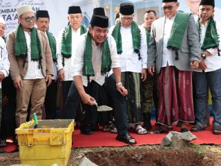 Bupati Tangerang Letakkan Batu Pertama Renovasi Masjid At-Ta’awun di Panongan
