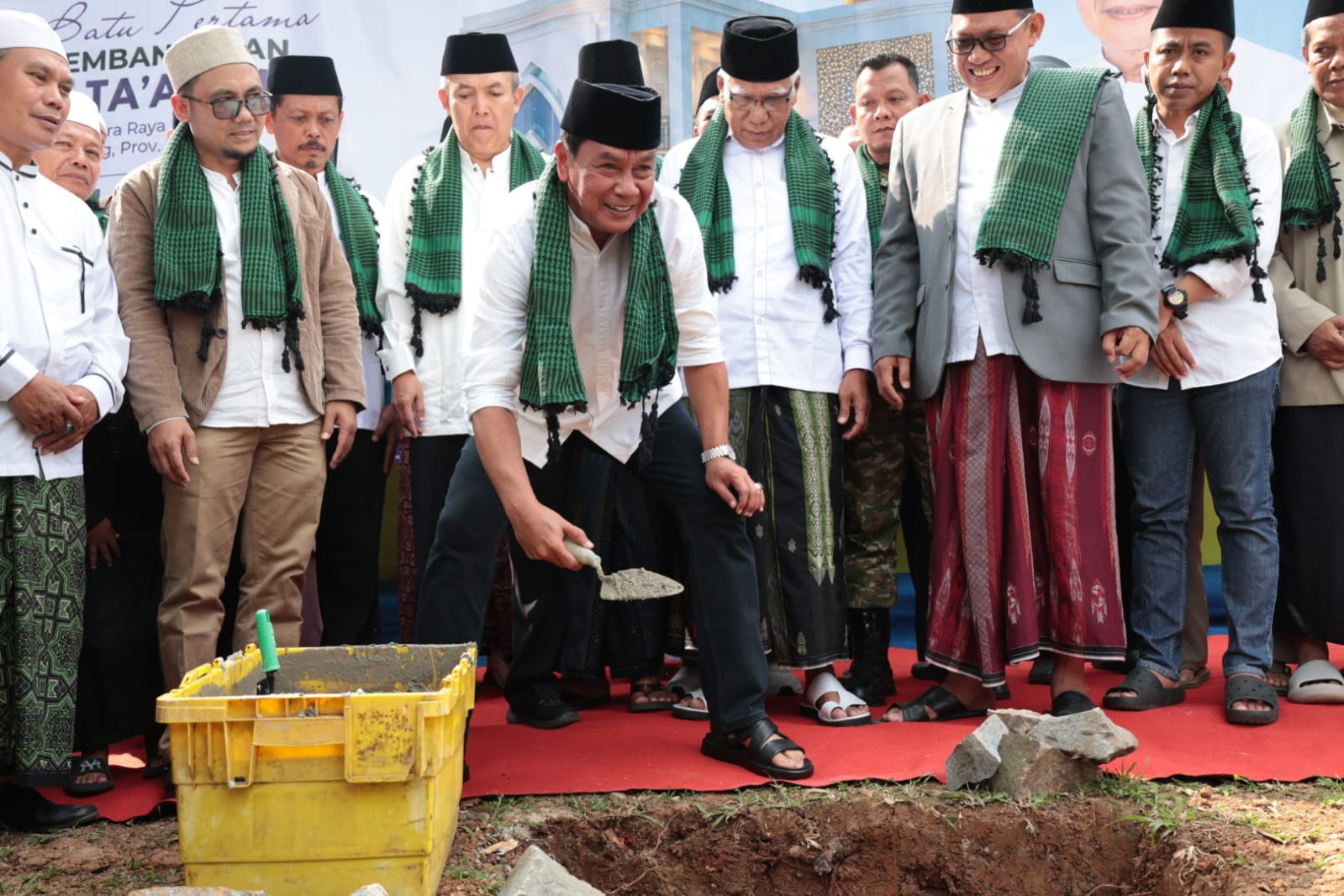 Bupati Maesyal saat meletakan batu pertama Renovasi Masjid At-Ta’awun di Panongan.