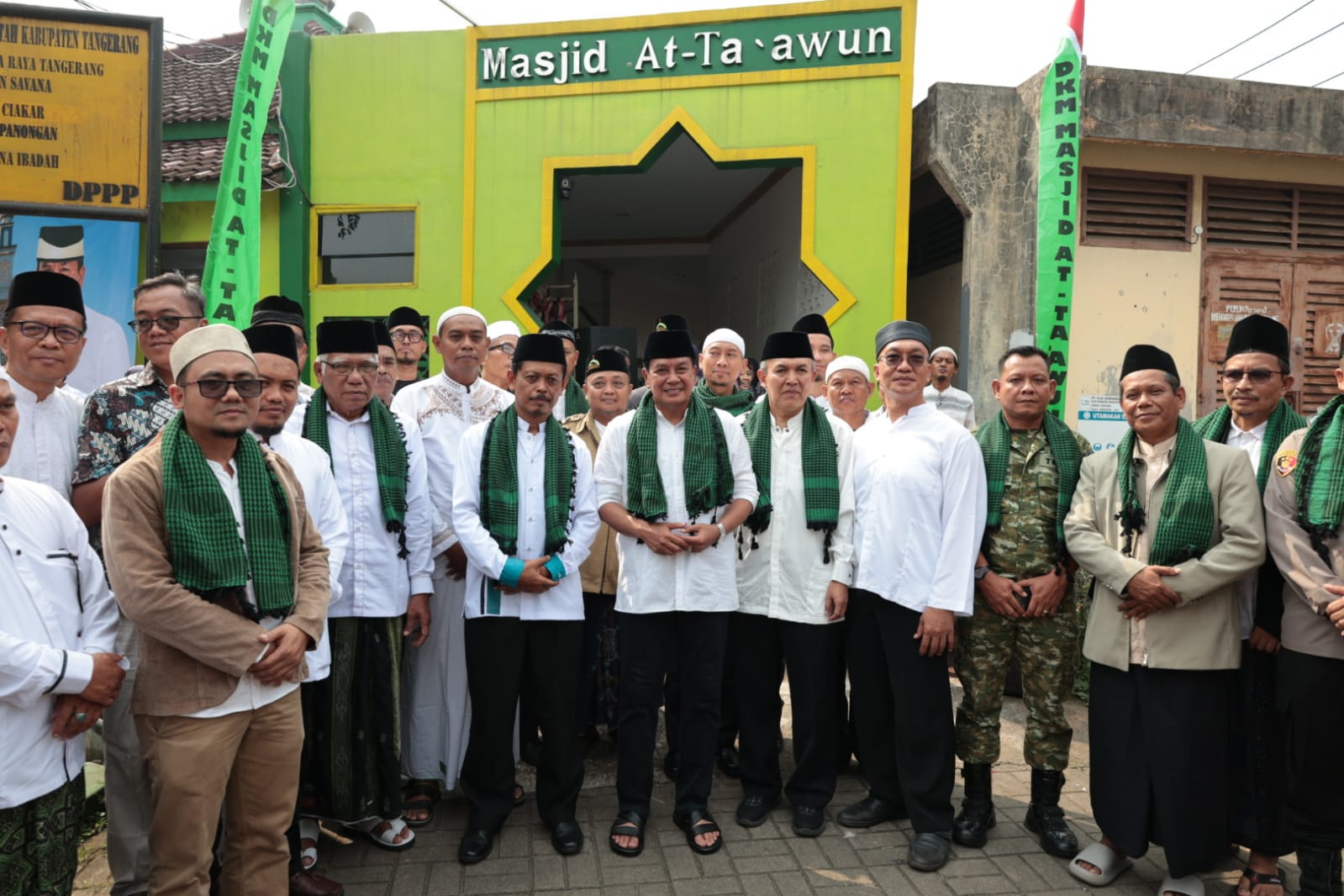 Bupati Maesyal saat bersama warga di Masjid At-Ta’awun di Panongan.