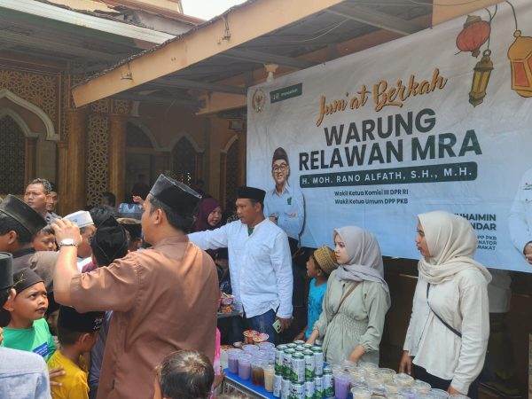 Jumat Berkah di Cisoka, Warung Relawan MRA Bagikan Makanan dan Minuman Gratis untuk Warga