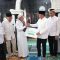 Bupati Maesyal didampingi Camat Legok, M. Yusuf Fachroji saat menyerahkan bantuan untuk Masjid Jami’ Rahmatullah, Desa Legok.