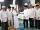 Bupati Maesyal didampingi Camat Legok, M. Yusuf Fachroji saat menyerahkan bantuan untuk Masjid Jami’ Rahmatullah, Desa Legok.