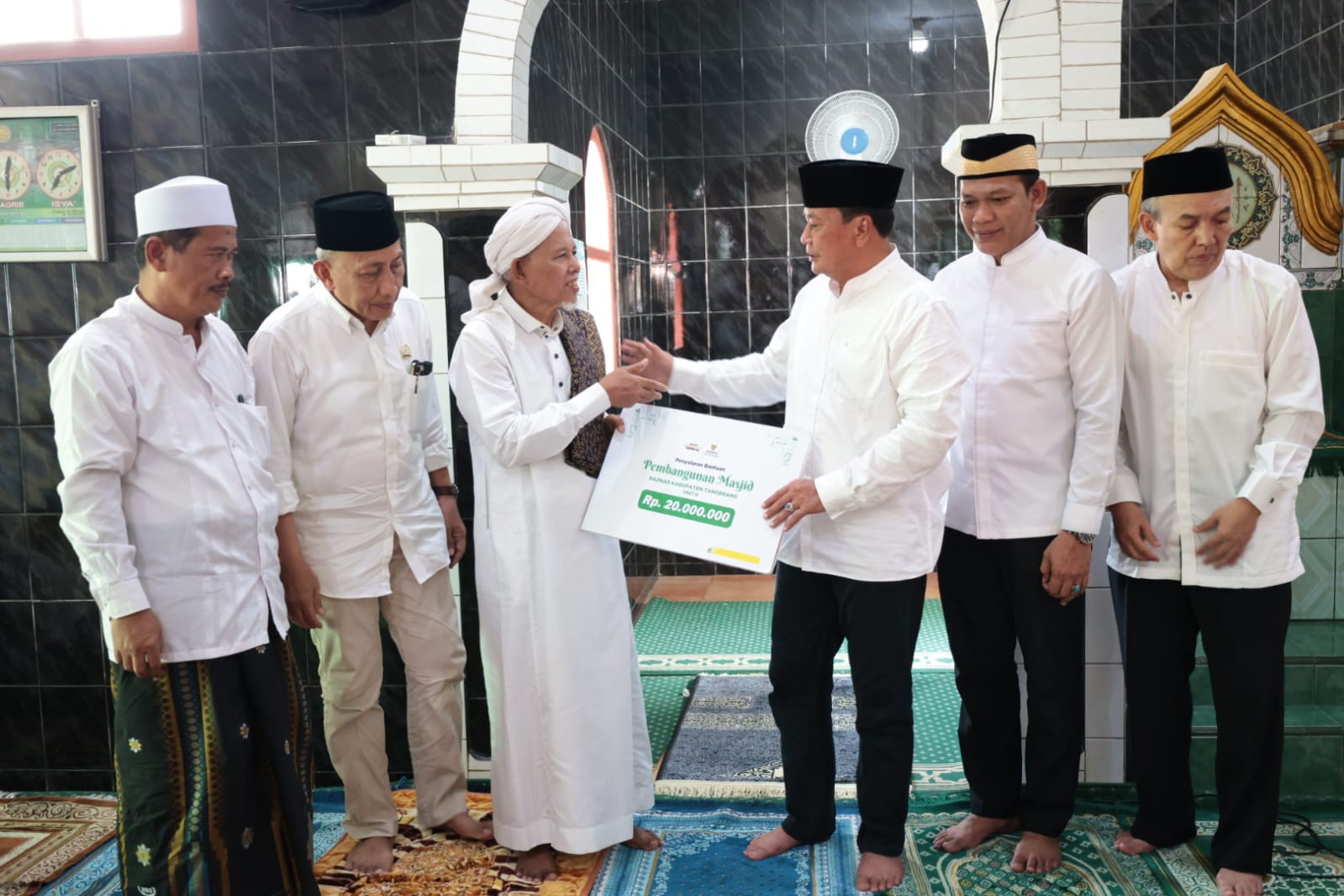 Bupati Maesyal didampingi Camat Legok, M. Yusuf Fachroji saat menyerahkan bantuan untuk Masjid Jami’ Rahmatullah, Desa Legok.