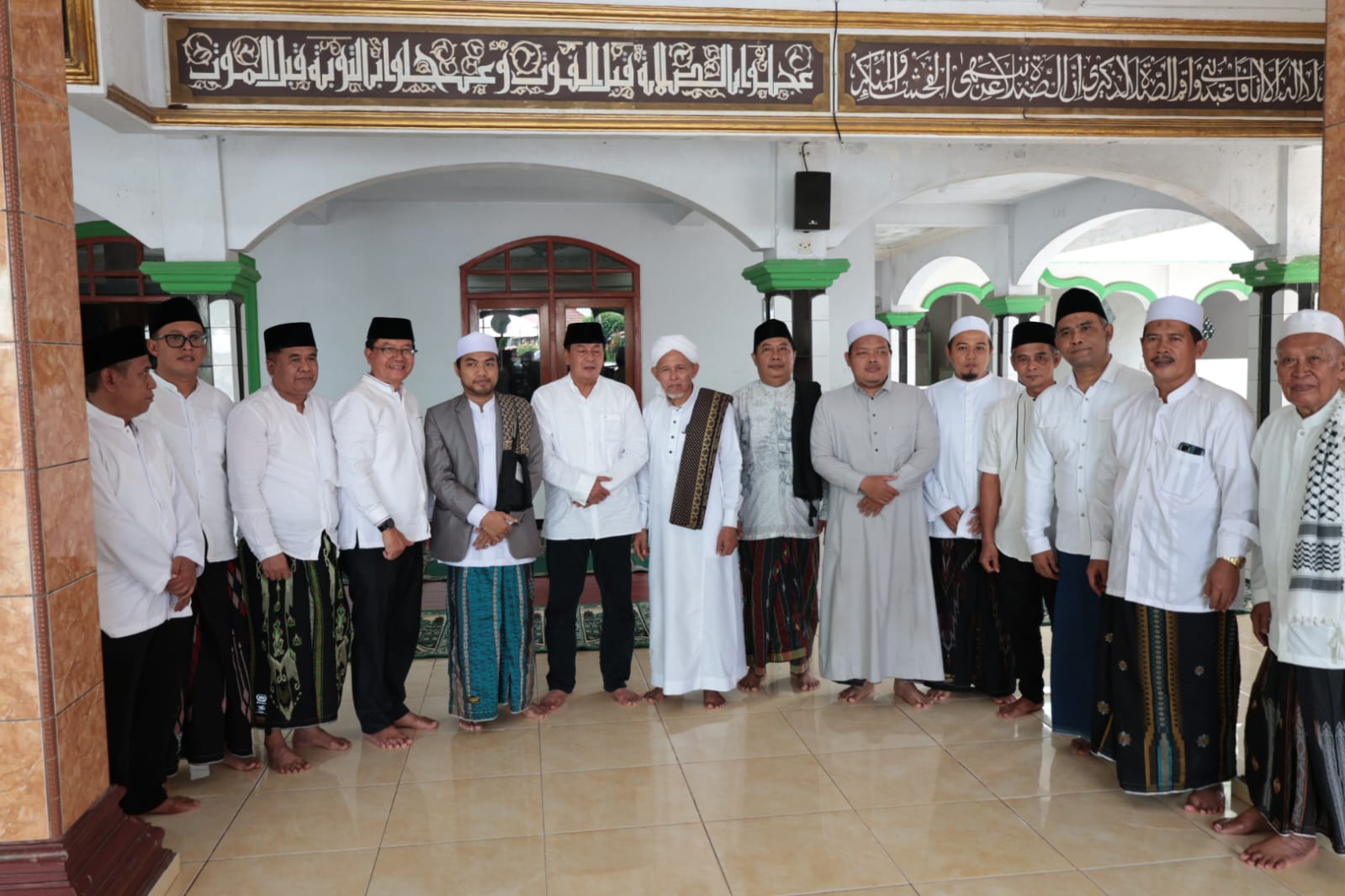 Bupati Maesyal saat bersama warga di Masjid Jami’ Rahmatullah, Legok.