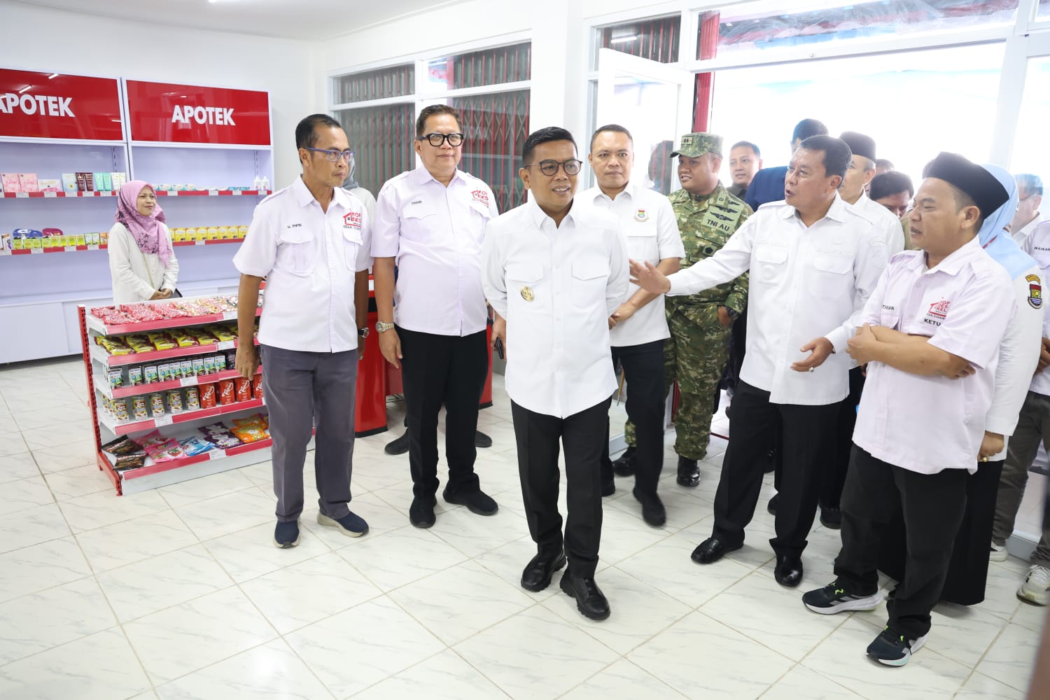 Gubernur Andra Soni, Bupati Maesyal, Ketua DPRD Muhamad Amud, dan pejabat lainnya.