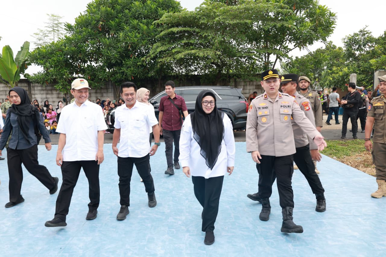 Wabup Intan didampingi Camat Hendarto saat ikut memanen jagung serentak bersama Polri.