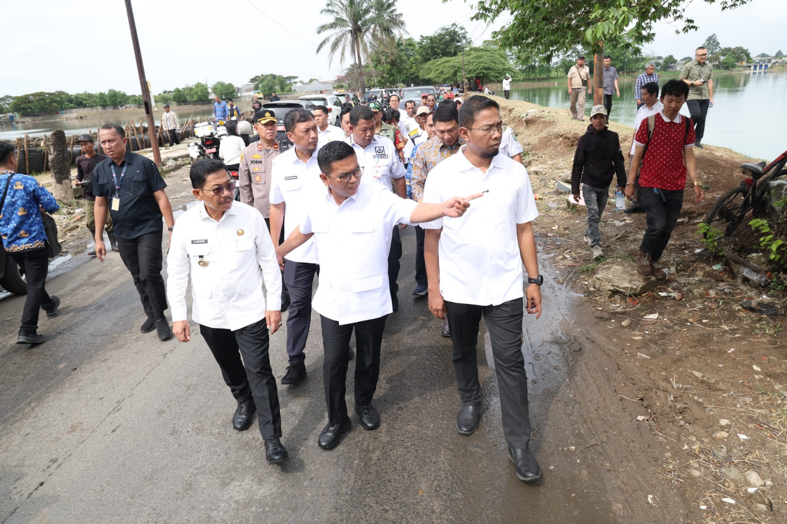 Gubernur Andra Soni bersama Wali Kota Sachrudin dan jajarannya saat meninjau situ Bulakan.