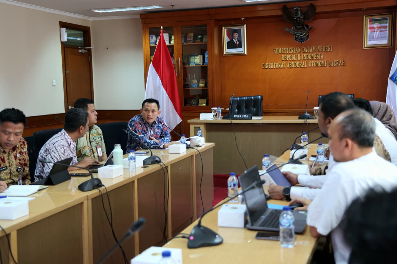 Kepala DPUPR Provinsi Banten Arlan Marzan, Kepala DPRKP Provinsi Banten Rahmat Rugiono, dan pejabat lainnya saat di Kemendagri.