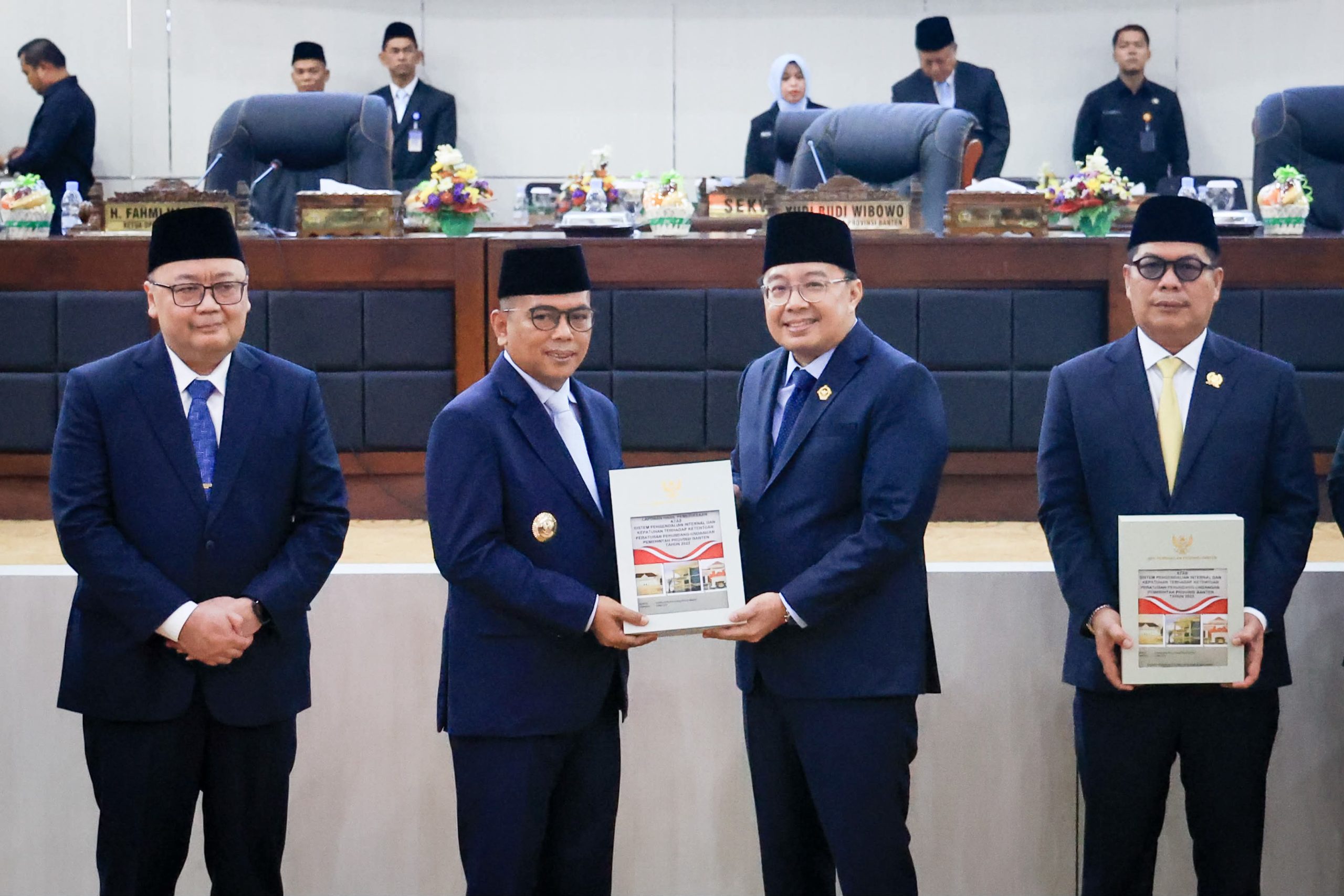 Gubernur Andra Soni bersama Pimpinan V BPK RI Bobby Adhityo Rizaldi, dan Ketua DPRD Banten Fahmi Hakim.