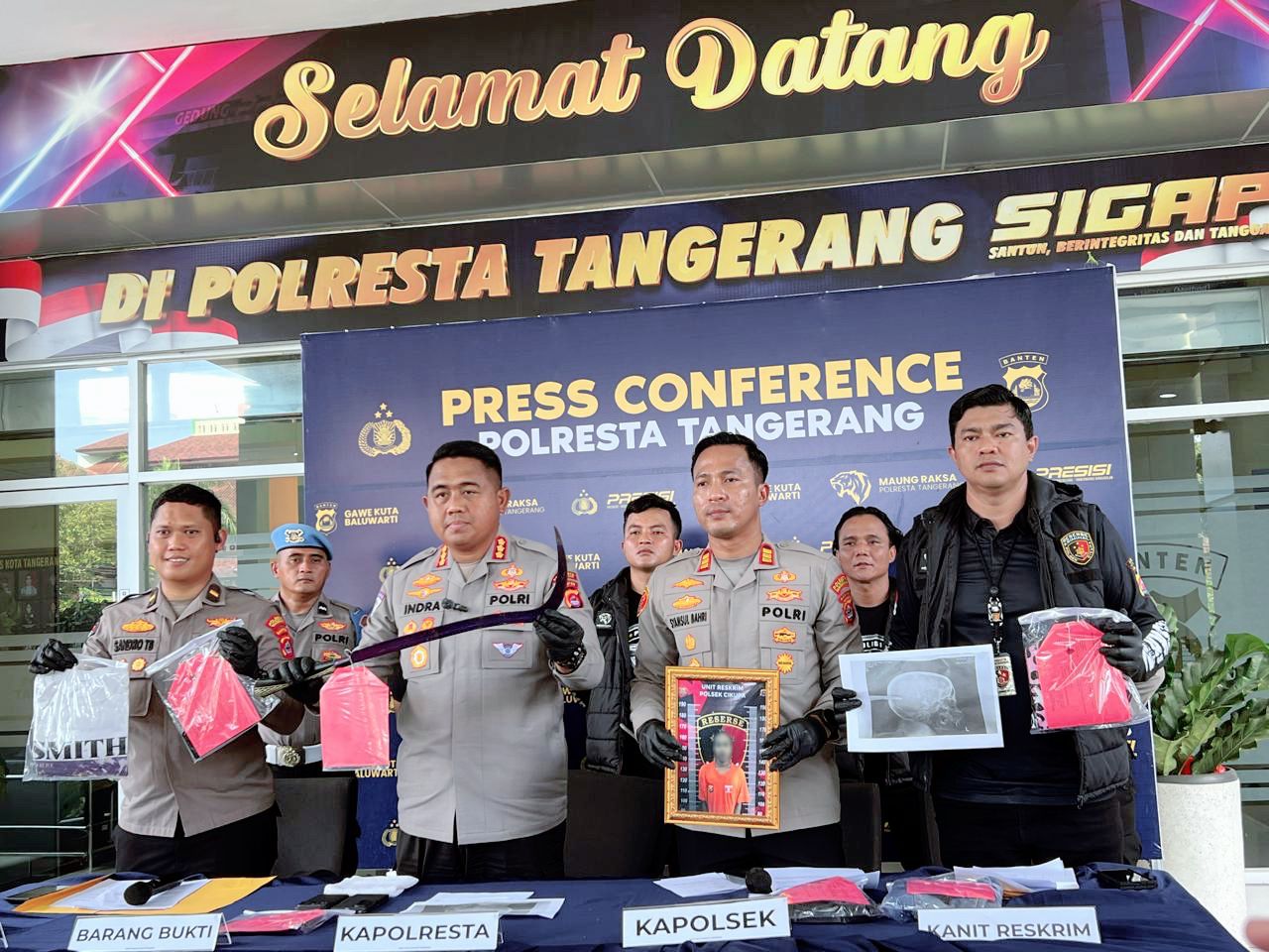 Kapolresta Tangerang Andi Muhammad Indra Waspada Amirullah dalam konferensi pers yang di dampingi Kapolsek Cikupa AKP Syamsul Bahri, Kanit Reskrim Polsek Cikupa Ipda Syaiful Rusdiansyah bersama anggotanya.