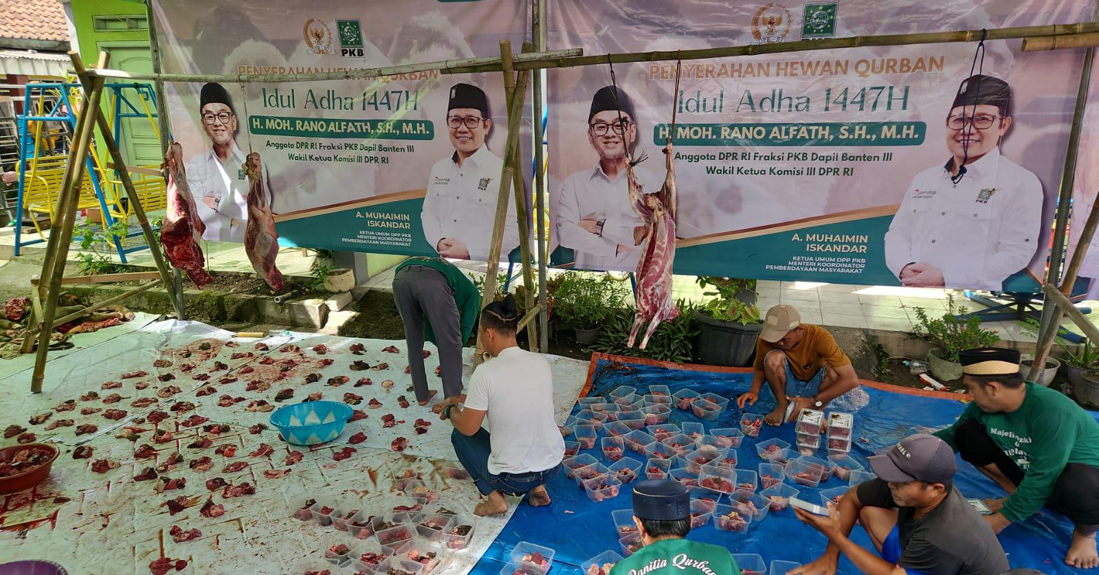 Penyaluran daging kurban untuk masyarakat dari Moh Rano Alfath.