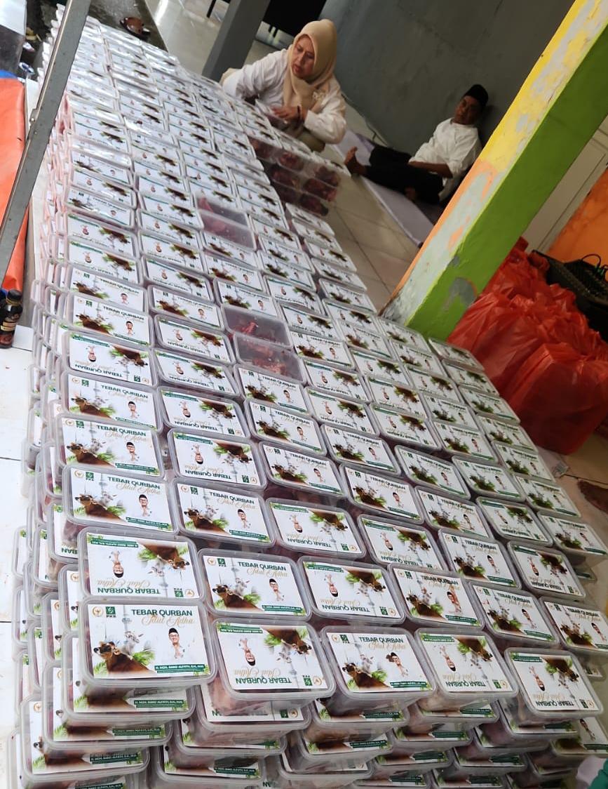 Paket daging kurban untuk masyarakat.