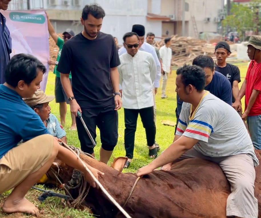 Iqrar Risyad Nasution Anggota DPRD Kabupaten Tangerang saat ikut memotong hewan kurban dalam merayakan Idul Adha bersama Masyarakat.