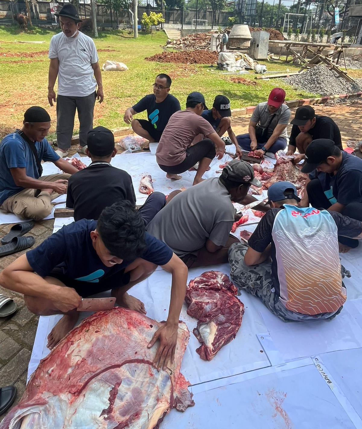 Penyaluran daging kurban untuk warga dari Dewan Iqrar Risyad Nasution.