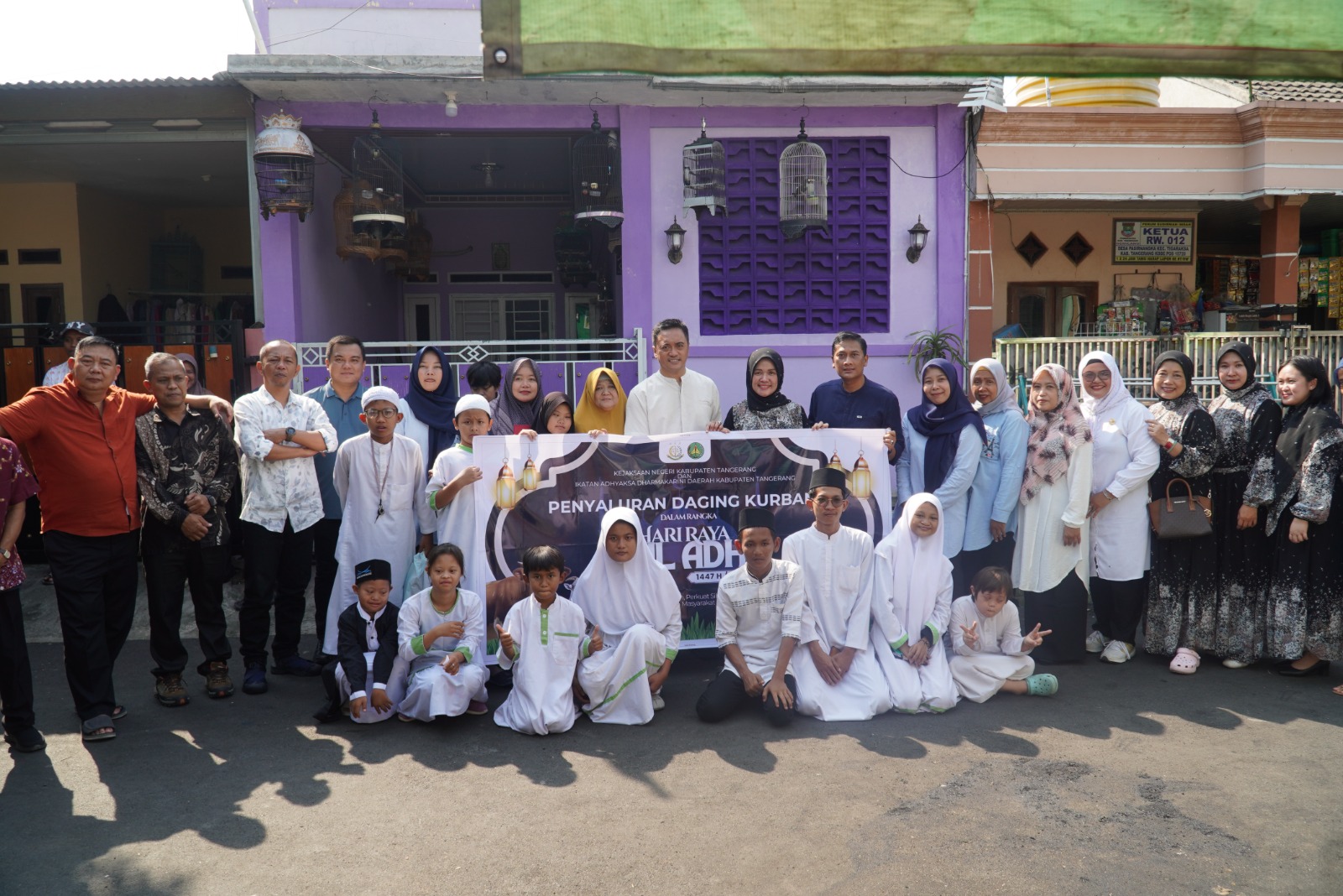 Kajari Wahyudi Eko Husodo Bersama IAD Kabupaten Tangerang saat mengunjungi anak-anak berkebutuhan khusus di Sekolah Khusus (SKH) Mustika Tigaraksa.