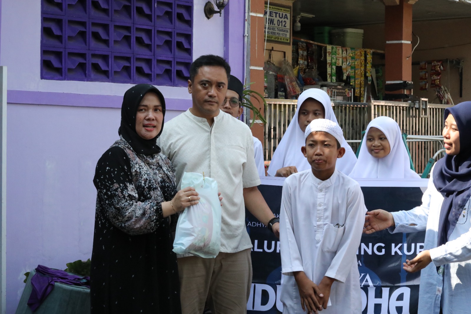 Kajari Wahyudi Eko Husodo saat mengunjungi anak-anak berkebutuhan khusus di Sekolah Khusus (SKH) Mustika Tigaraksa.