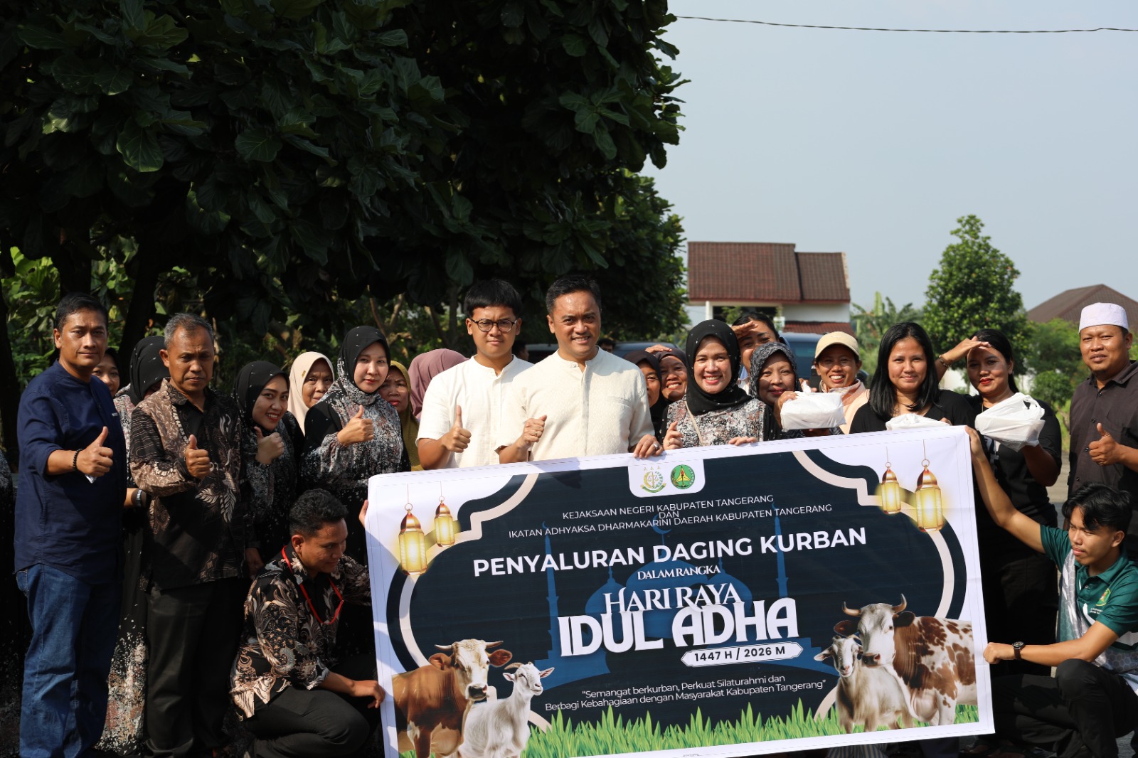 Kepala Kejaksaan Negeri Kabupaten Tangerang, Wahyudi Eko Husodo bersama jajarannya saat membagikan paket daging kurban.