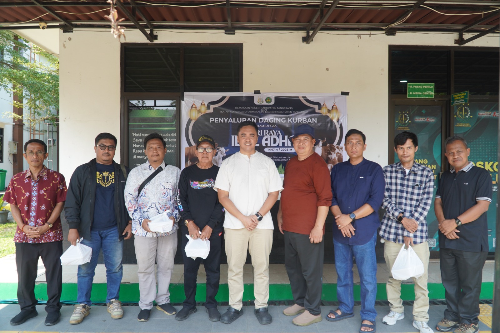 Kepala Kejaksaan Negeri Kabupaten Tangerang, Wahyudi Eko Husodo bersama jajarannya saat membagikan paket daging kurban.