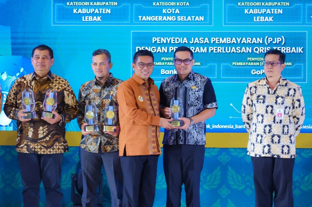 Wakil Wali Kota Tangsel Pilar Saga Ichsan saat menerima piagam penghargaan.