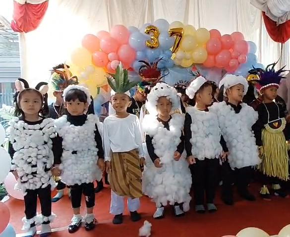 Penampilan Seni Siswa di pelepasan TK Melati Indah Cipondoh Makmur.