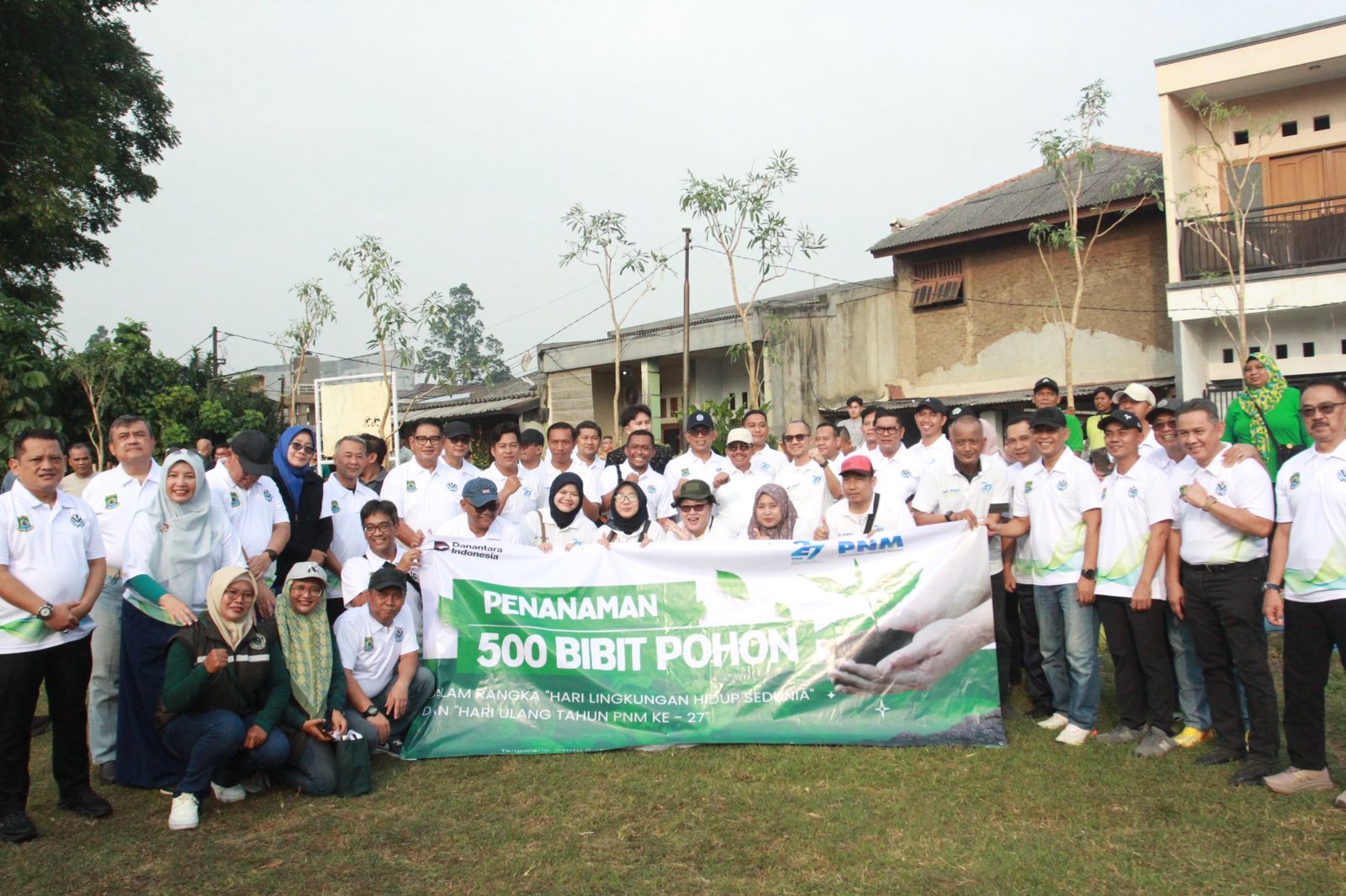 Wali Kota Sachrudin didampingi Kepala DLH Kota Tangerang Wawan Fauzi bersama pejabat lainnya saat kegiatan menanam bibit pohon.