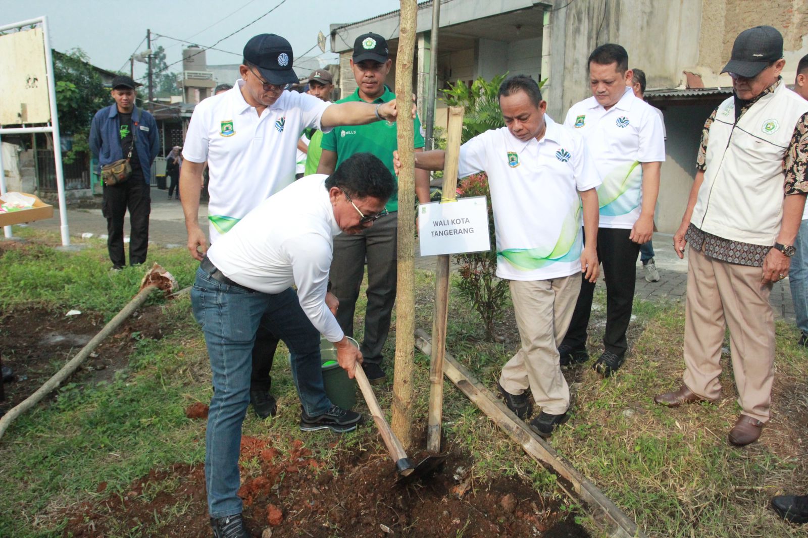 Wali Kota Sachrudin didampingi Kepala DLH Kota Tangerang Wawan Fauzi bersama pejabat lainnya saat menanam pohon.