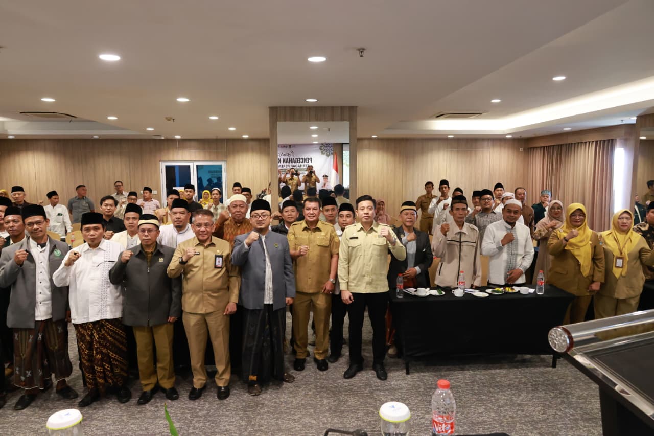 Bupati Maesyal Rasyid bersama para guru ngaji dan pengasuh pondok pesantren.