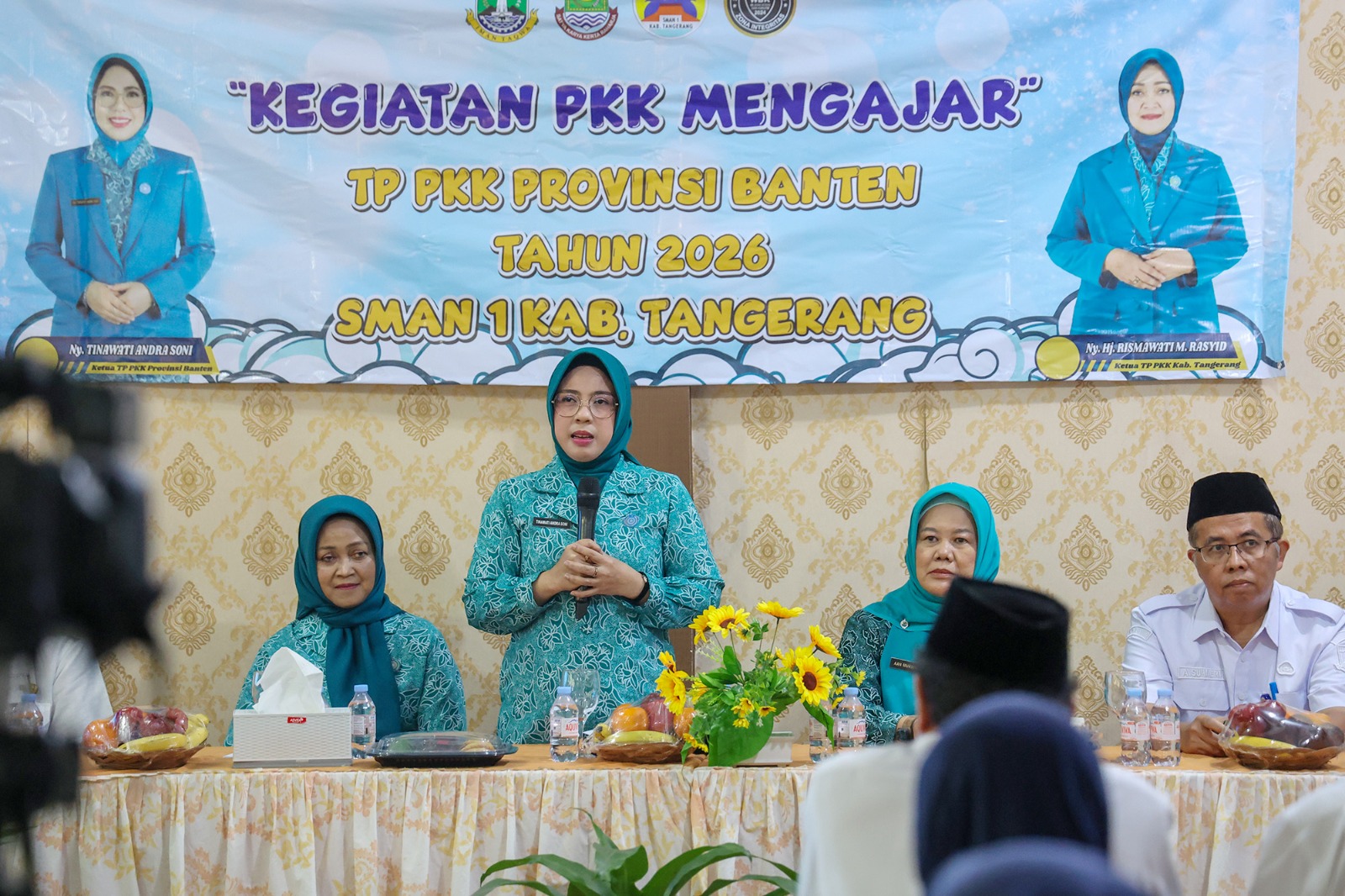 Tinawati Andra Soni saat mengunjungi SMAN 1 Kabupaten Tangerang.