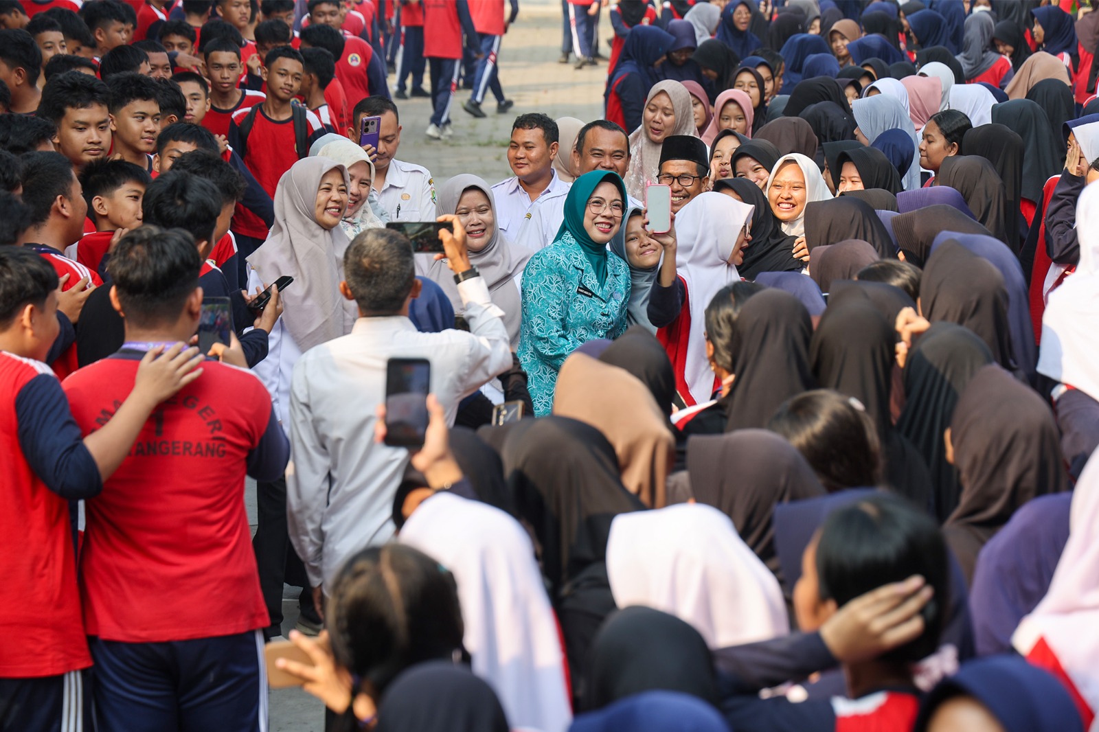 Tinawati Andra Soni saat mengunjungi SMAN 1 Kabupaten Tangerang.