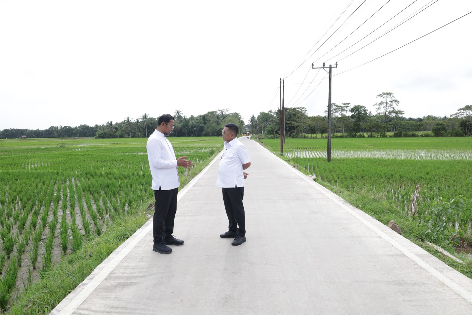 Gubernur Andra Soni bersama Kepala DPUPR Provinsi Banten Arlan Marzan.