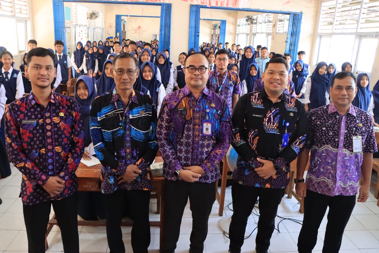 Pejabat Diskominfo Kabupaten Tangerang bersama siswa SMPN 2 Tigaraksa.