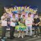 Camat Dadang Sudrajat saat menyerahkan piala ke juara KD PERTIWI Cup 1.