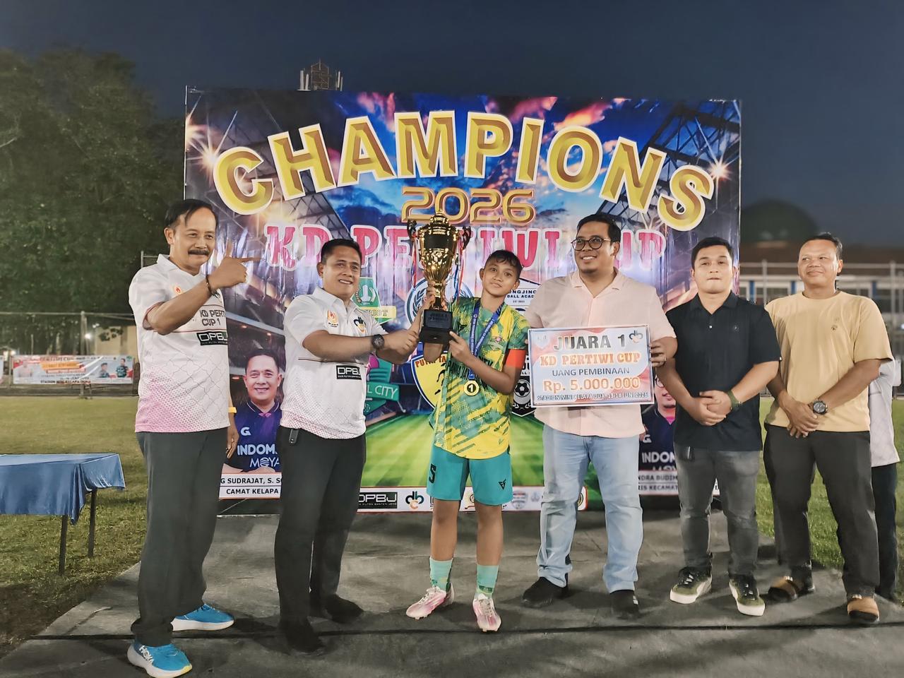 Camat Dadang Sudrajat saat menyerahkan piala ke juara KD PERTIWI Cup 1.