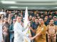 Gubernur Andra Soni bersama ketua Oong Syahroni saat kegiatan pelepasan KTNA Banten.