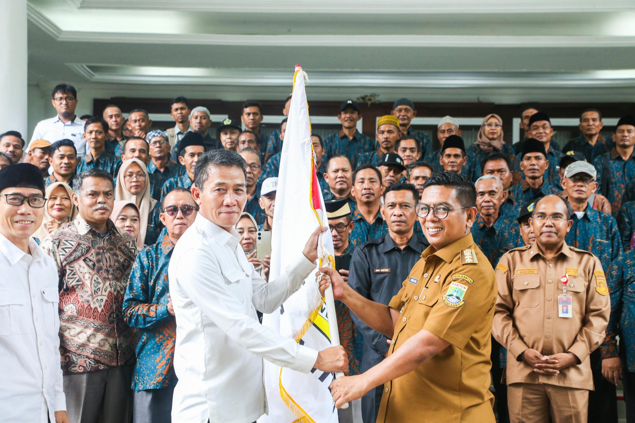 Gubernur Andra Soni bersama ketua Oong Syahroni saat kegiatan pelepasan KTNA Banten.