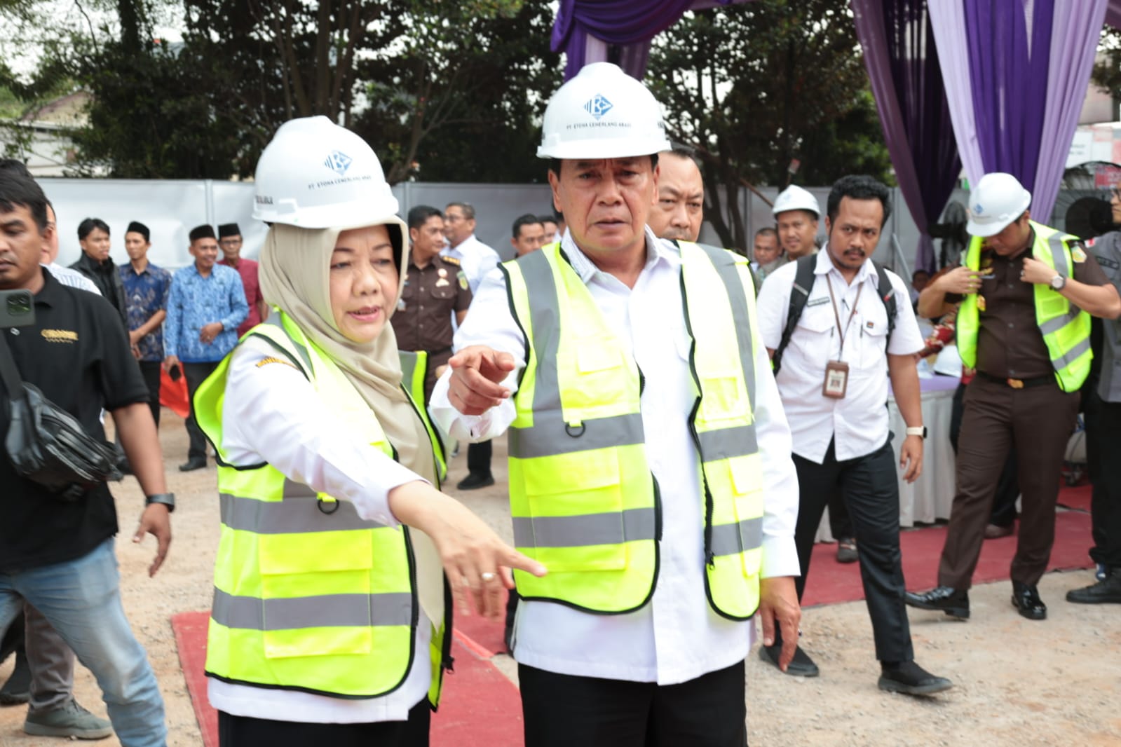 Bupati Maesyal saat bersama Direktur RSUD Balaraja dr. Chorah Usman.