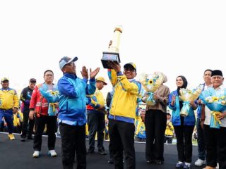 Wali Kota Sachrudin saat menerima piala Juara Umum POPDA XII Banten 2026.